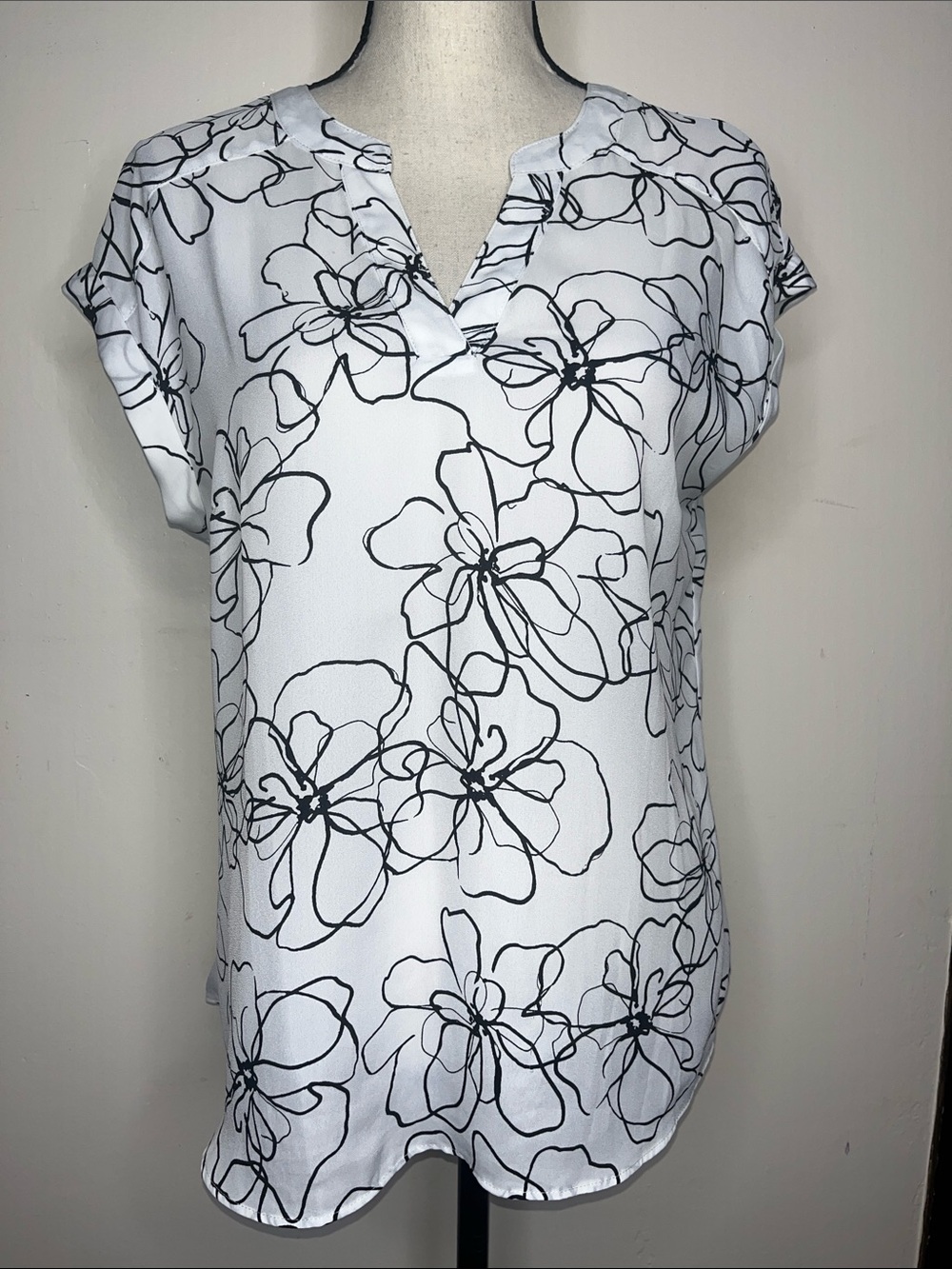Fortune + Ivy stitchFix White black Floral V-Neck Blouse small